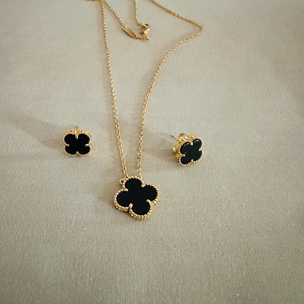Elegant Gold and Black Clover Jewelry Set